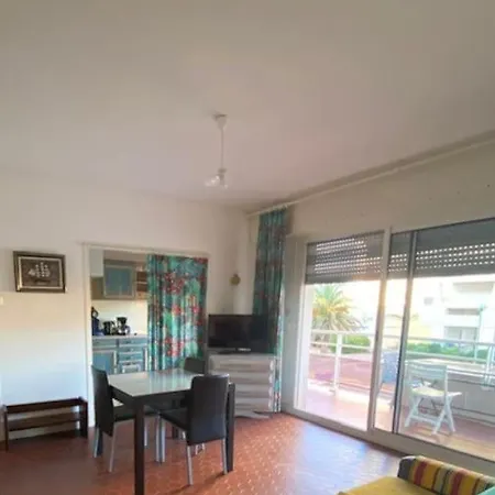 Le Neptune Place De Marbre Et Port Daire